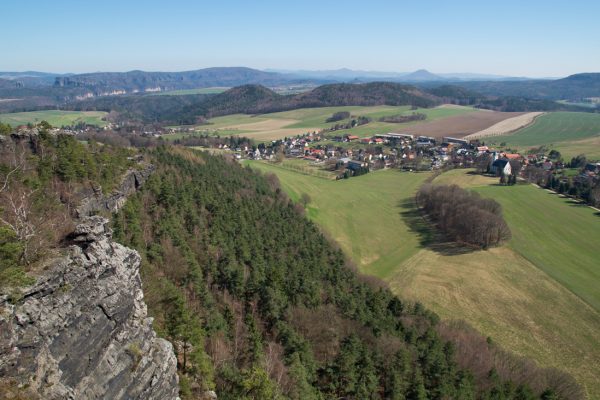 Ausblick vom Papststein auf die Schrammsteine und auf Papstdorf