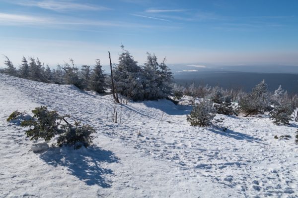 Ausblick vom Fichtelberg in die schneebedeckte Landschaft, Erzgebirge