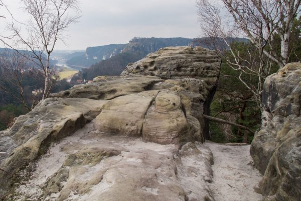Erodierte Felsen auf dem Gamrig, Blick ins Elbtal