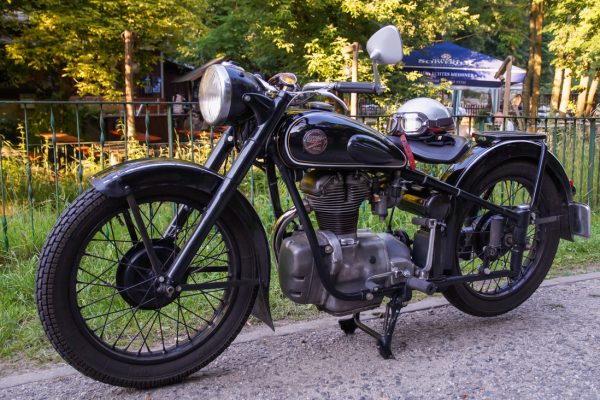 AWO-425 vor dem Biergarten in der Heidemühle, Motorrad-Stammtisch