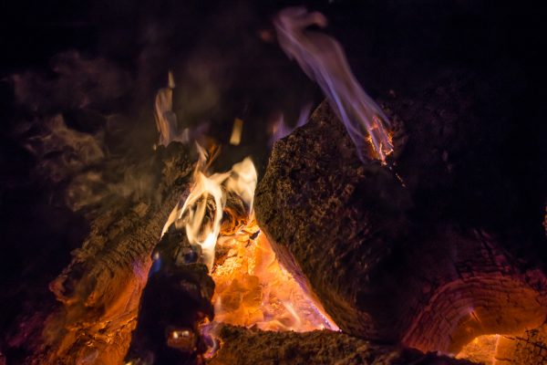Lagerfeuer, glühendes Holz