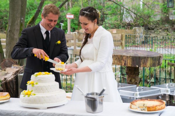 Brautpaar beim Anschneiden der Hochzeitstorte