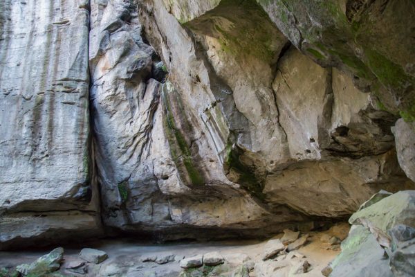 Felsüberhang in der Gautschgrotte