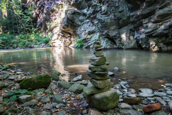 Am Flussufer gegenüber des Trompeterfels, Rabenauer Grund